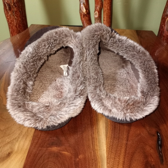 Isotoner Slippers - Picture 3 of 8